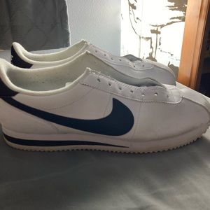 Nike Cortez Black and White (WILL COME WITH LACES)